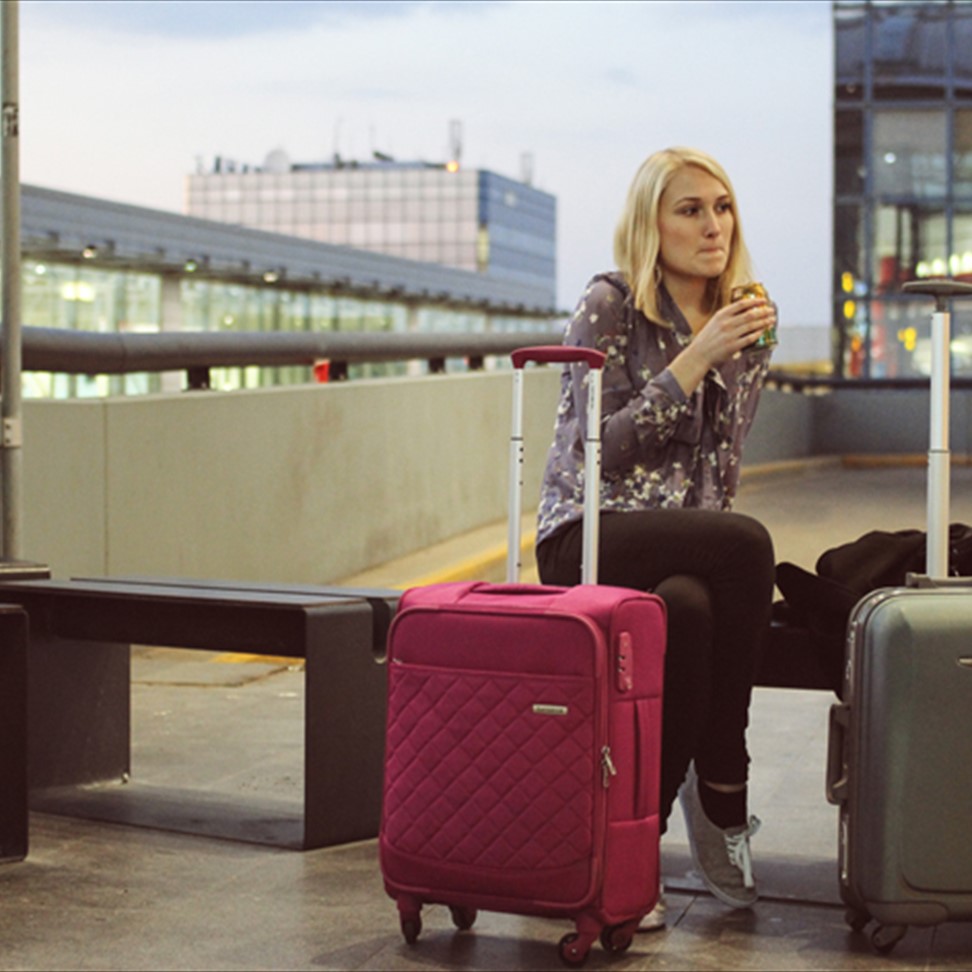 Поездка с пересадками. Женщина с чемоданом в аэропорту. Человек с чемоданом. Чемоданы знаменитостей. Фотосессия с чемоданом.